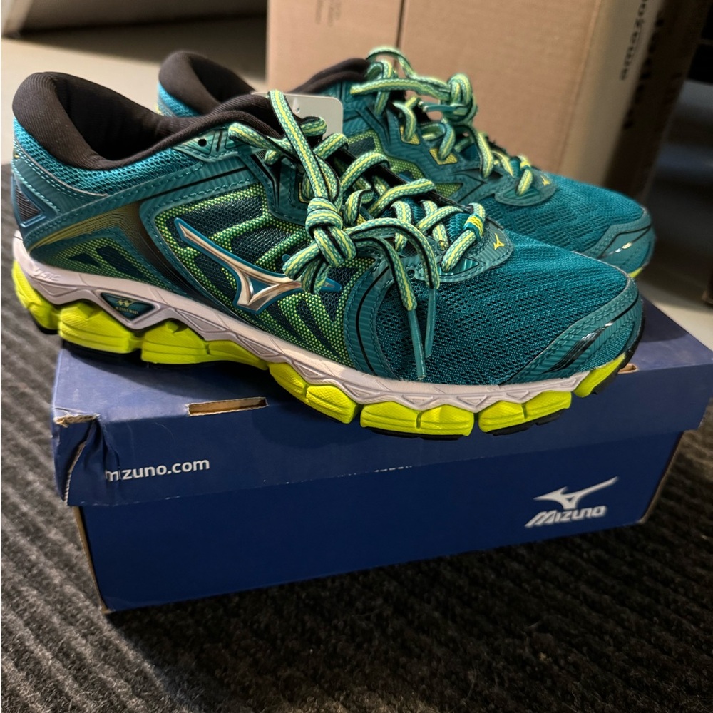 Mizuno Wave Sky Running Shoe, Women’s 8.5 NIB